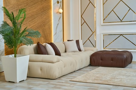 كنب زاوية فخمة ومريحة بتصميم كابوتنيه مع بف جلد أنيق