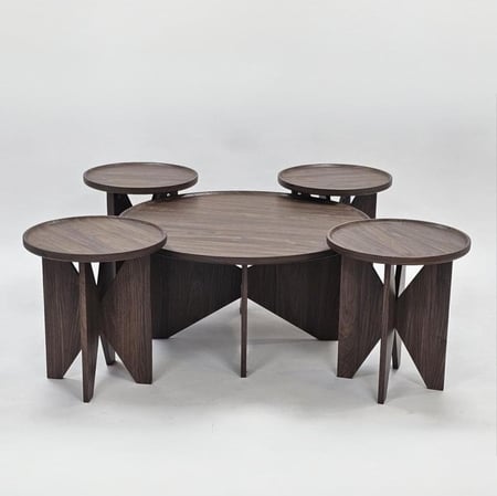 طقم طاولات شاي 4+1 خشبية باللون البني الداكن تصميم جرئ ومميز