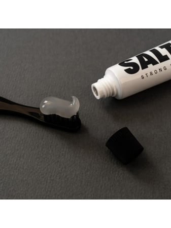 طقم للسفر معجون منعش بالنعناع مع فرشاة أسنان من سالترين ، 30 جرام / أسود