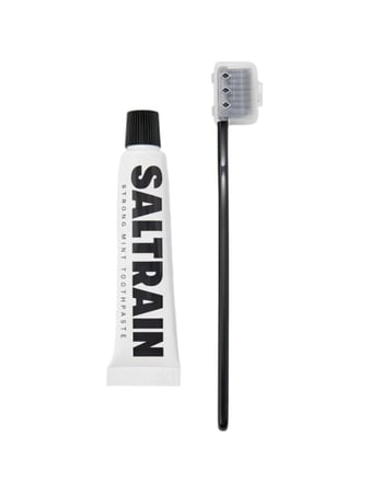 طقم للسفر معجون منعش بالنعناع مع فرشاة أسنان من سالترين ، 30 جرام / أسود