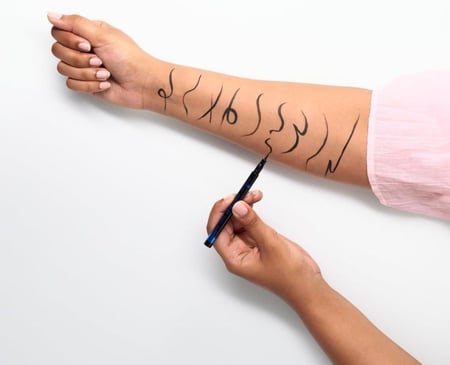 قلم كحل مقاوم للماء غير لامع من ايسنس - اسود