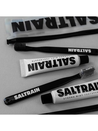 طقم للسفر معجون منعش بالنعناع مع فرشاة أسنان من سالترين ، 30 جرام / أسود