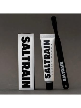 طقم للسفر معجون منعش بالنعناع مع فرشاة أسنان من سالترين ، 30 جرام / أسود