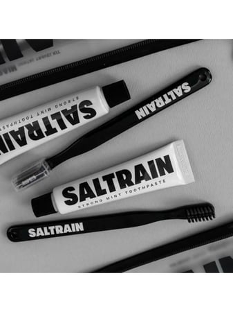 طقم للسفر معجون منعش بالنعناع مع فرشاة أسنان من سالترين ، 30 جرام / أسود