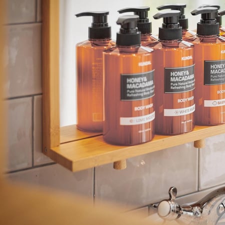 غسول الجسم النقي بالعسل والمكاديميا وزهر الكرز من كوندال, 500 مل