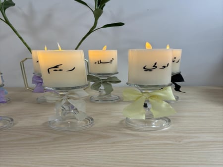 شمعة مع شمعدان