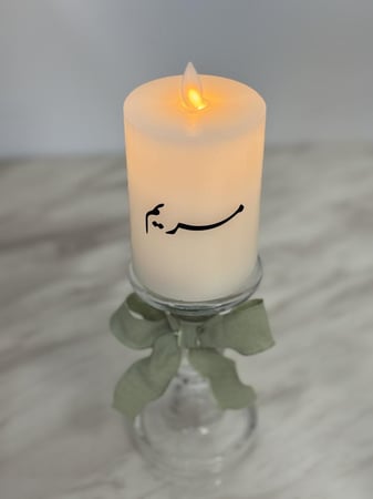 شمعة مع شمعدان