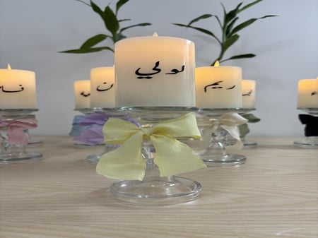 شمعة مع شمعدان