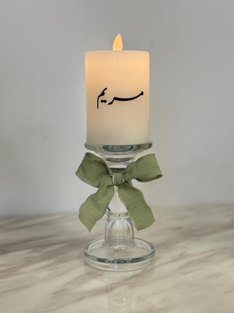 شمعة مع شمعدان