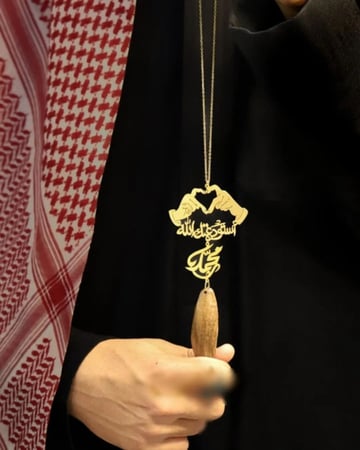 تعليقة كسرة العود بشكل قلب بيدين ترند