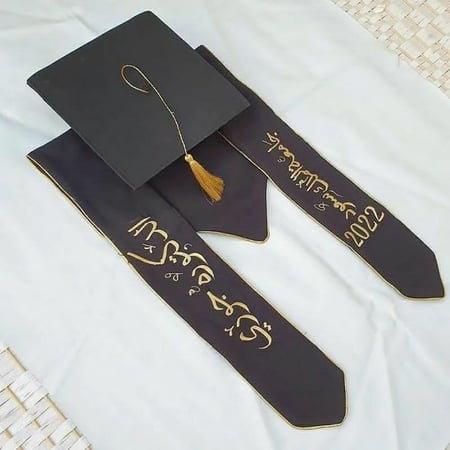 طقم تخرج وشاح وقبعة سادة مع تطريز مخصص