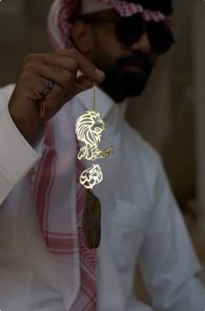 تعليقه اسد مع كسره العود