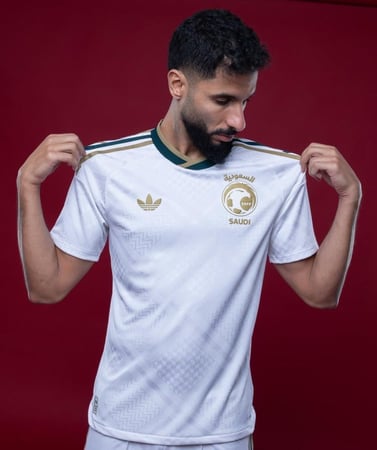 تيشيرت المنتخب السعودي لكاس العالم 2026 الابيض بشعار ذهبي