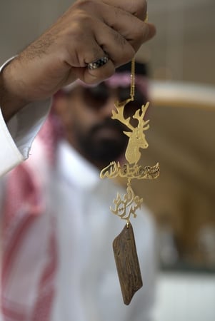 تعليقه غزال مع كسرة عود