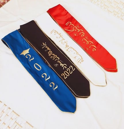 طقم تخرج وشاح وقبعة سادة مع تطريز مخصص