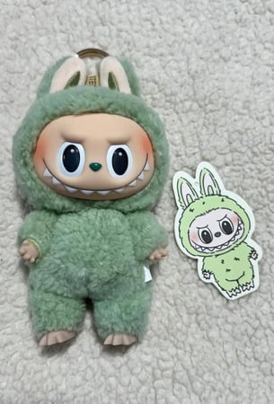 ميدالية دمية labubu الهبة