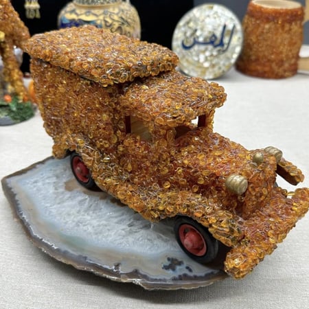 تحفه من الكهرمان الكلنقرادي الطبيعي على شكل سيارة بالكامل يدوي حجم كبير