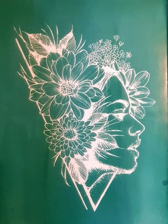 تصميم لفتاه مع الورد - شاشة حريرية