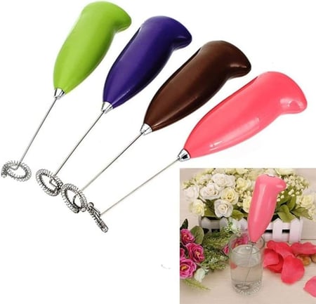 خلاط قهوة يدوي صغير مع مقبض محمول يعمل بالبطارية