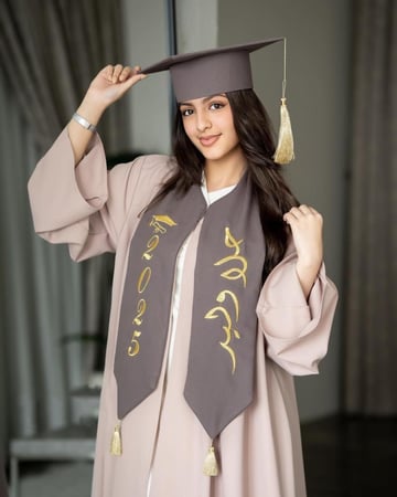 عبايات تخرج 2025