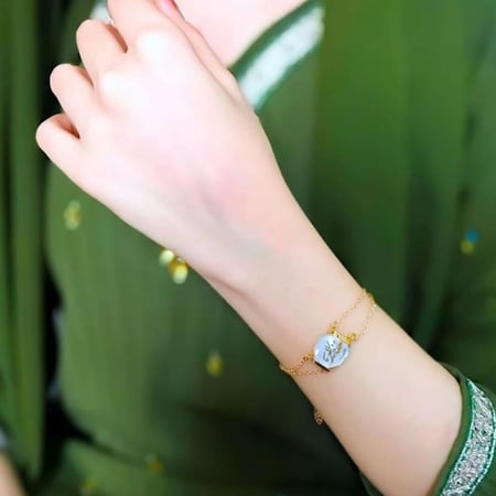 اسواره صدفيه ناعمه بالاسم حسب الطلب -كازار