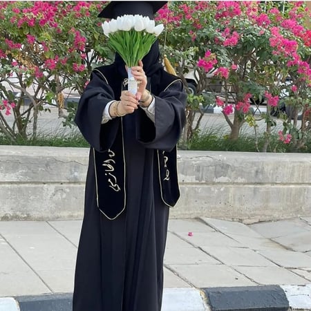 عبايات تخرج 2025