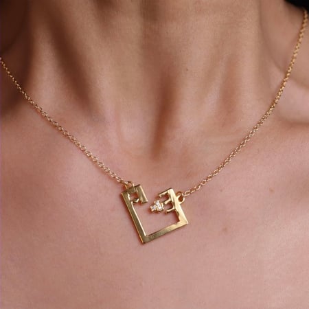 سلسال رقبة بتصميم الحرفين العربية من اختياركم