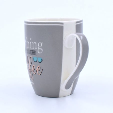 كوب زجاجي وسط بلون رمادي وتصميم حديث وجميل