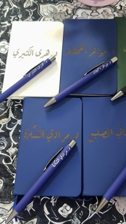 نوت بوك صغير مع قلم اسود