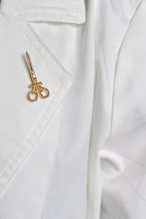 دبوس مقص طبي