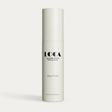 بخاخ تثبيت المكياج ديوي فينيش من لوكا - 60 مل على خلفية بيج