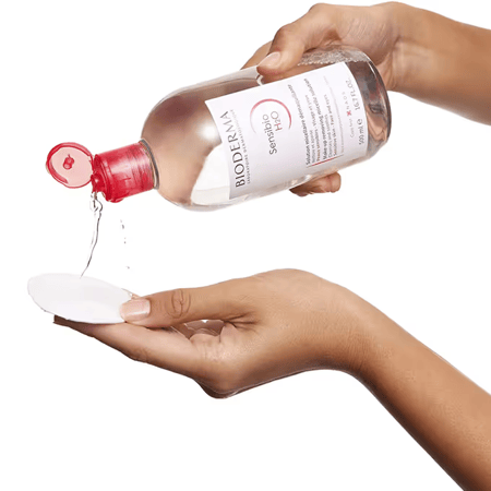 سكب بايوديرما مزيل مكياج سينسيبيو للبشرة الحساسة والعادية على القطن