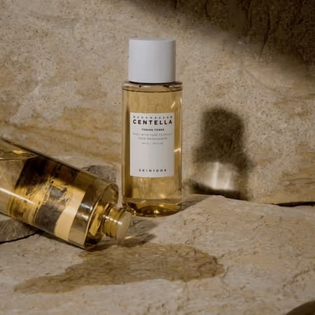 سكين 1004 سنتيلا تونر 210مل على طاولة على خلفية حجرية