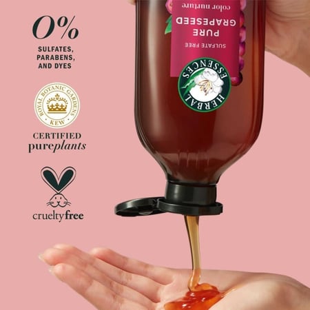 تطبيق شامبو  ببذور العنب من هيربل ايسنسز على اليد مع ذكر مميزاته