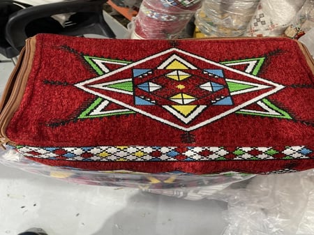 شنطة عزبة صغيرة مزينة بنقوش هندسية ملونة مثالية للرحلات والبر