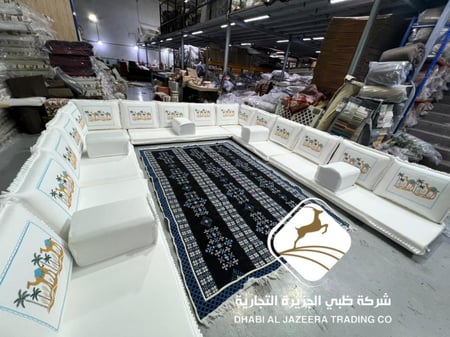 جلسة مطرزة قماش ابيض نقشة مزهرية