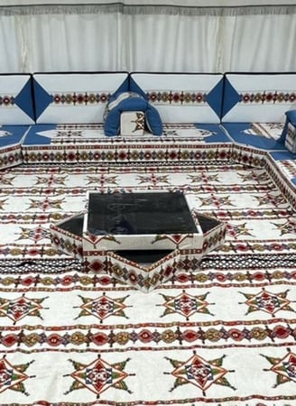 طاولة سداسية