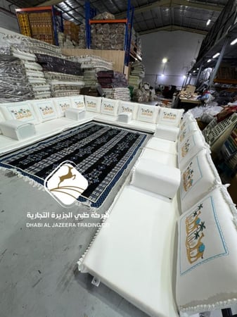 جلسة مطرزة قماش ابيض نقشة مزهرية