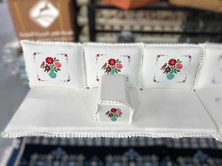 جلسة مطرزة وردة المزهرية ابيض