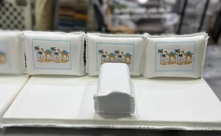 جلسة مطرزة قماش ابيض نقشة مزهرية