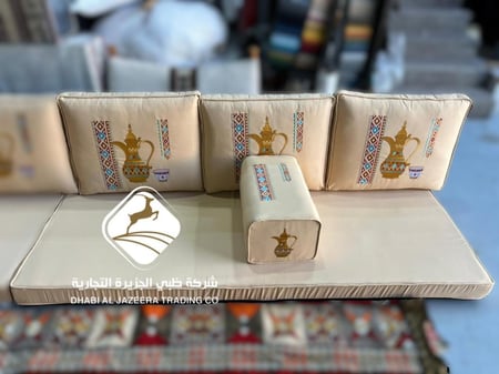 جلسة مطرزة نقشة الدلة والفنجان