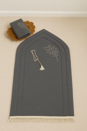 سجادة وغلاف مصحف مطرز