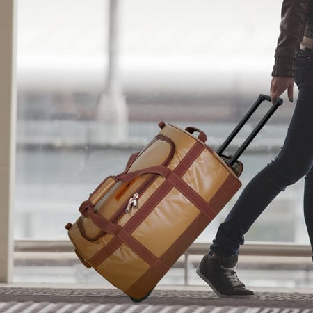 شنطة أغراض السفر بكفرات 68 لتر- مقاومة للماء، تتحمل وزن عالي، مناسبة للأجواء الصحراوية،ضمان 3 سنوات