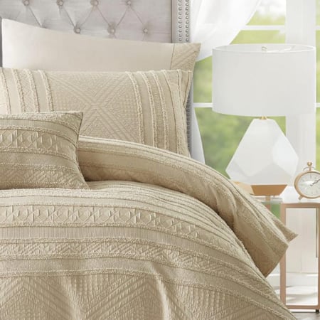 انغمس بعالم الراحة والاناقة بمفارش فاخرة