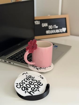 مجموعة كوسترات "Coffee Goes Here" مع قاعدة