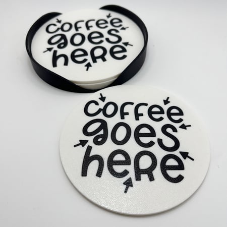 مجموعة كوسترات "Coffee Goes Here" مع قاعدة