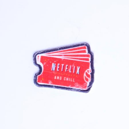 بروش-حديد-ملصقات-استيكرات-دبوس-اكسسوارات-نتفليكس-هدية-أفلام-مسلسلات-تذ