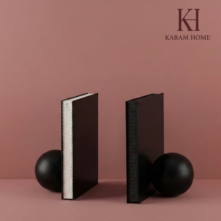 مسند كتب مزدوجة باللون الأبيض و الأسود