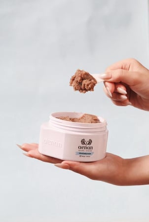 مقشر كلاود الطبيعي بخلاصة الكركديه وبتلات الورد