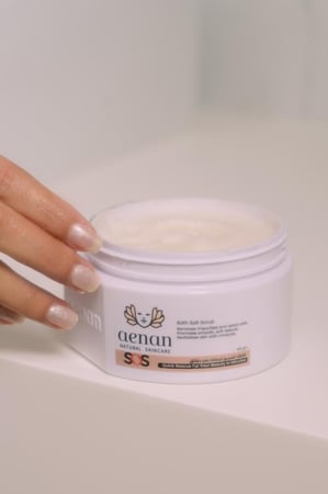 مقشر الملح الرغوي بأحماض الفواكه لتقشير الجسم وإزالة الجلد الميت خلال